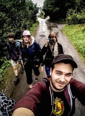 De Mysterieuze Tempel van de Drie Helden: Een Tocht Doorheen de Tijd!